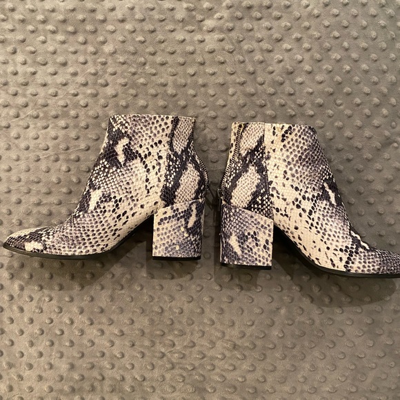 Steve Madden Snake Skin Booties size 7 - Picture 3 of 6